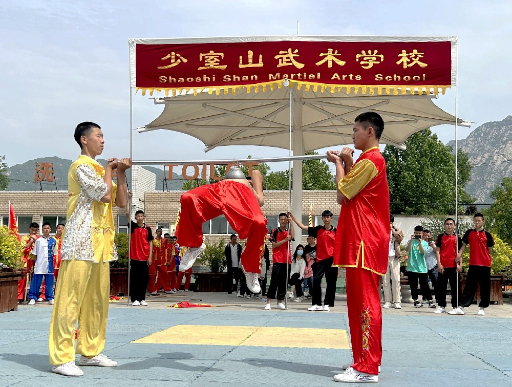 武术学校开启武术表演，点亮成长之路