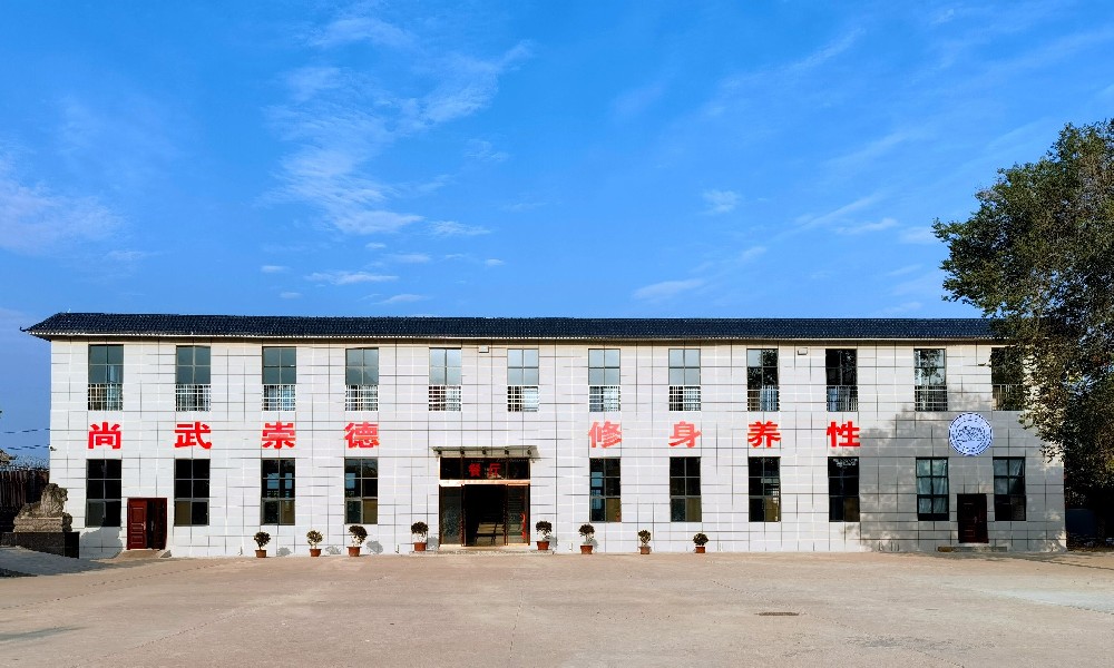 武术学校封闭式教育培训学校基地学校餐厅：尚武崇德 修身养性